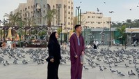 Fadly dan Fuji ketika sudah berada di Tanah Suci. (Foto: instagram Fuji)
