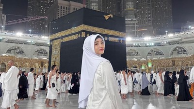 Cantiknya Fuji yang Berhijab saat Ibadah Umrah