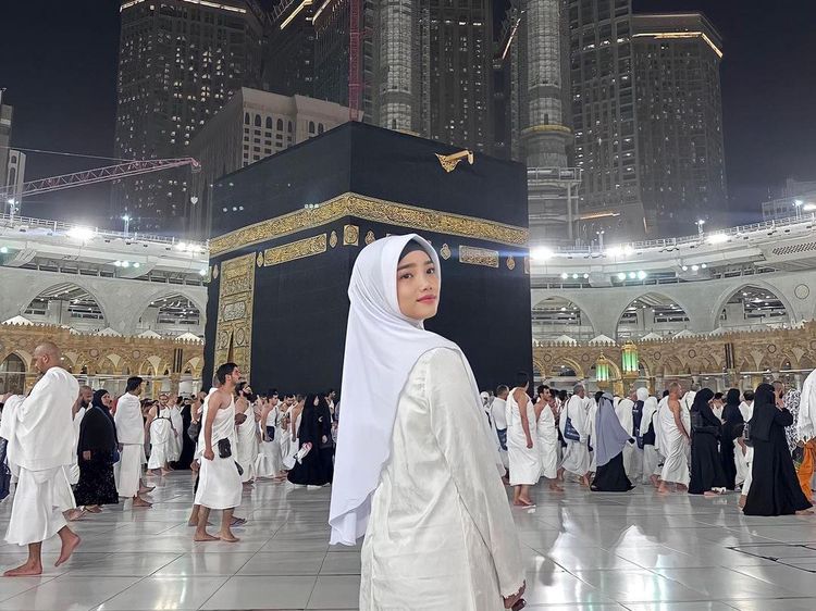 Cantiknya Fuji yang Berhijab saat Ibadah Umrah