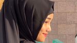 Cantiknya Fuji yang Berhijab saat Ibadah Umrah