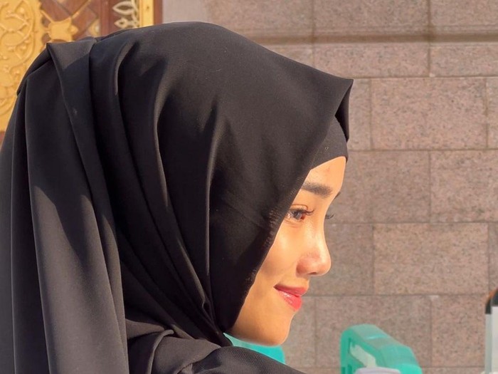 Fuji saat menjalankan ibadah umrah.