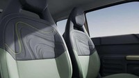 Interiornya menawarkan jok kulit buatan dengan lapisan busa setebal 70 mm dan lapisan kain 5 mm. Foto: Geely