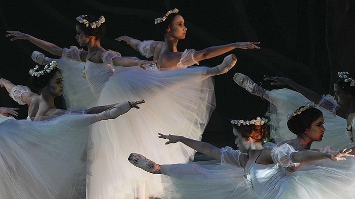 Ballet dancers perform 