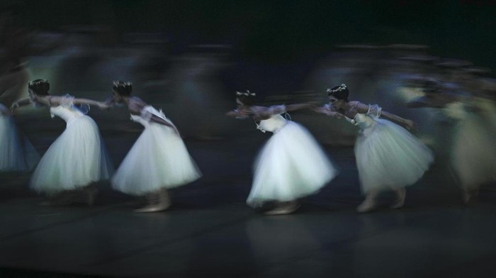 Ballet dancers perform 