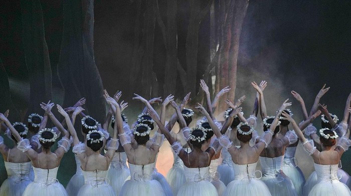 Ballet dancers perform 