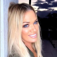 Gina Stewart pertama kali populer pada 2018 setelah mengikuti kontes Maxims Finest Australia. Ia lalu menyebut dirinya sendiri sebagai nenek terseksi di dunia karena telah memiliki satu cucu. Banyak pula netizen yang menjulukinya sebagai hottest gran. Foto: Instagram @ginastewartofficial