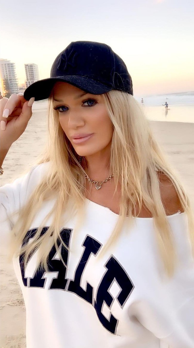 Begini penampilan Gina sebenarnya yang tentu masih cantik. Foto: Instagram @ginastewartofficial