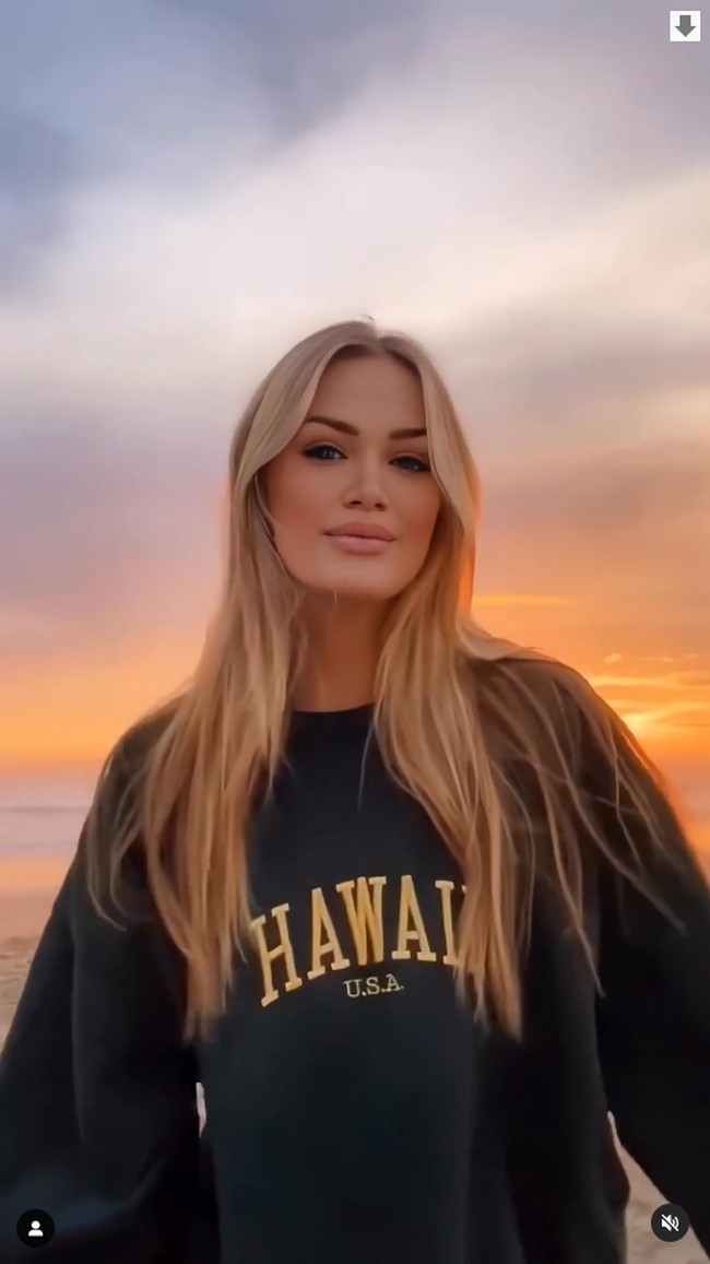 Wanita tersebut adalah Gina Stewart, seorang wanita yang dijuluki sebagai nenek terseksi. Di usia 52 tahun, Gina sering tampil seksi di Instagram. Foto: Instagram @ginastewartofficial