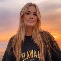 Wanita tersebut adalah Gina Stewart, seorang wanita yang dijuluki sebagai nenek terseksi. Di usia 52 tahun, Gina sering tampil seksi di Instagram. Foto: Instagram @ginastewartofficial