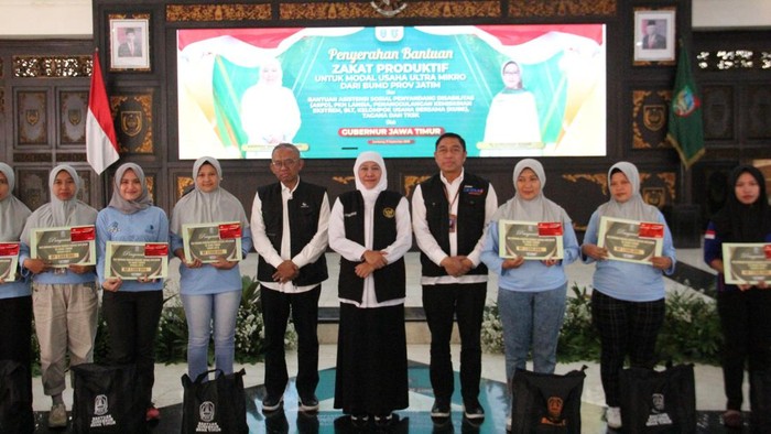 Gubernur Jatim menyalurkan bantuan sosial dan zakat produktif untuk meningkatkan daya beli masyarakat.