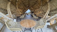“Hago Beach ini berdiri tahun 2022, saat pandemi saya melihat orang-orang pada pergi ke Canggu, Uluwatu, dan Ubud. Untuk konsepnya itu kita ambil dari tiga tempat itu. Tebing-tebing itu konsep dari Uluwatu, sawah-sawah itu dari Ubud, dan pantai itu dari konsep Canggu,” jelas Gede Adi Kusuma, selaku owner dari Hago Beach.   