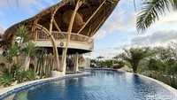Saat berkunjung ke sini, traveler akan disambut dengan suasana beach club bak di pinggir pantai. Dengan ornamen pasir pantai, tebing-tebing bebatuan, daybed, dan pajangan papan surfing akan memperkuat suasana pantai di sini. Tak hanya mengusung konsep yang unik, di sini traveler tidak akan kehabisan spot foto instagramable ala beach club. Setiap sudut dari Hago Beach akan menjadikan foto traveler semakin indah.  