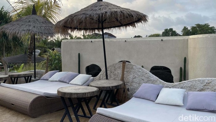 Hago Beach, Restoran Bertema Pantai di Tepi Sawah Denpasar Hago Beach merupakan restoran bernuansa pantai tropikal di area persawahan Peguyangan, Bali. Yuk kita lihat.