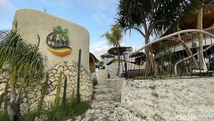 Hago Beach merupakan restoran bernuansa pantai tropikal di area persawahan Peguyangan, Bali. Yuk kita lihat.