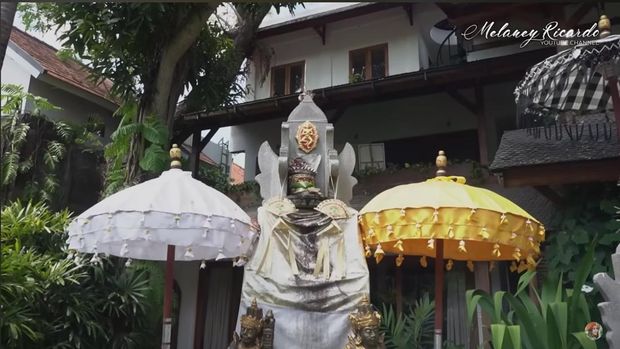 Pura di rumah Indah Kalalo.