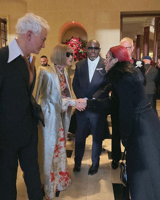 Seperti tamu penting lain, Isyana juga berpose di karpet merah dan disambut oleh tuan rumah, yakni bos Vogue Amerika Serikat Anna Wintour, sutradara nomine Oscar Baz Luhrmann, dan Edward Enninful yang sebelumnya menjabat sebagai pemimpin redaksi Vogue Inggris. “Circlenya Anna Wintour,” puji seorang netizen. (Foto: Instagram @isyanasarasvati)