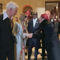 Seperti tamu penting lain, Isyana juga berpose di karpet merah dan disambut oleh tuan rumah, yakni bos Vogue Amerika Serikat Anna Wintour, sutradara nomine Oscar Baz Luhrmann, dan Edward Enninful yang sebelumnya menjabat sebagai pemimpin redaksi Vogue Inggris. “Circlenya Anna Wintour,” puji seorang netizen. (Foto: Instagram @isyanasarasvati)