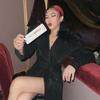 Karpet merahnya bertaburan pesohor dunia, mulai dari keluarga Kerajaan Inggris seperti Putri Beatrice dan Eugenie, bintang musik Rita Ora, hingga aktris Hollywood sekelas Kate Winslet, Claire Foy, dan Gemma Chan. Selebriti dari seluruh dunia pun diundang, termasuk Isyana.  Foto: Instagram/@isyanasarasvati