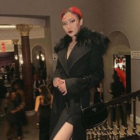 Eksistensi Isyana Sarasvati sebagai seniman sekaligus fashion enthusiast makin mendapat pengakuan secara internasional. Setelah diundang ke New York Fashion Week, ia menghadiri perhelatan akbar gelaran majalah Vogue di London. Foto: Instagram/@isyanasarasvati