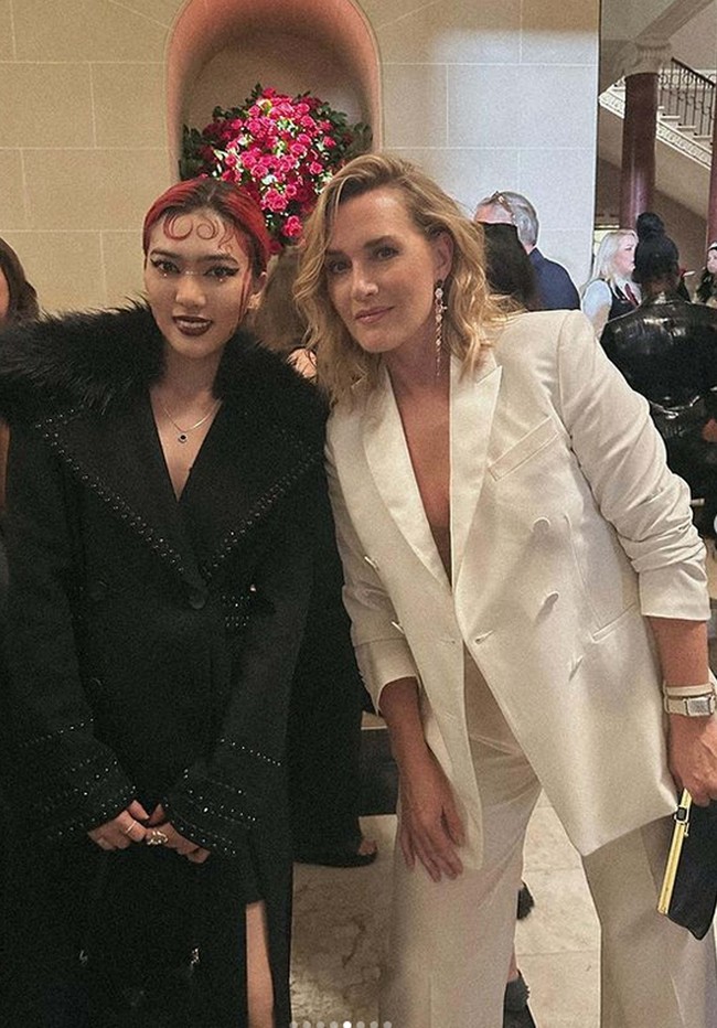 Pelantun ‘Tetap Dalam Jiwa’ itu menyempurnakan gayanya dengan rambut merah dan lipstik hitam yang memulas bibir. Tidak ketinggalan handbag bergaya sling yang 90-an, serta loafers heels klasik. Di acara tersebut, ia sempat berfoto bersama Kate Winslet.Foto: Instagram/@isyanasarasvati