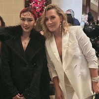 Pelantun ‘Tetap Dalam Jiwa’ itu menyempurnakan gayanya dengan rambut merah dan lipstik hitam yang memulas bibir. Tidak ketinggalan handbag bergaya sling yang 90-an, serta loafers heels klasik. Di acara tersebut, ia sempat berfoto bersama Kate Winslet.Foto: Instagram/@isyanasarasvati