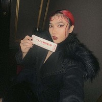 Acara yang dihadiri Isyana ini bertajuk Vogue World 2023 berlangsung di Theatre Royal Drury Lane, London, Inggris, pada Kamis (14/9/2023). Penyelenggaraannya yang berberangan dengan London Fashion Week itu bertujuan untuk amal demi mendukung para insan seni Inggris yang terpuruk karena pandemi COVID-19. Foto: Instagram/@isyanasarasvati