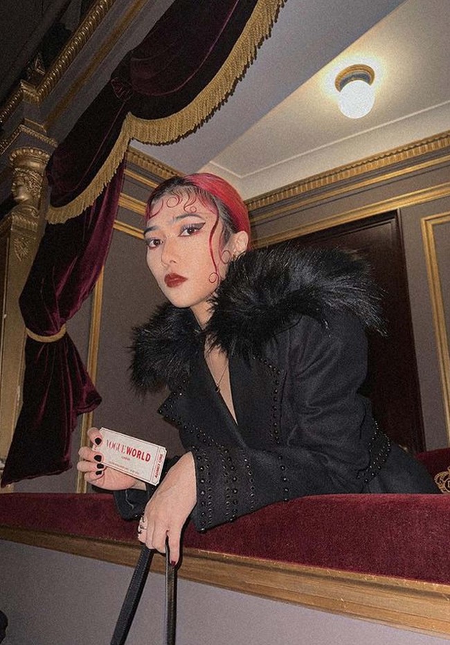 Sebuah rancangan karya Huishan Zhang, desainer China yang pernah bekerja sebagai tim desain Dior Couture di Paris, menjadi andalan Isyana. Aura eklektik Isyana sebagai penyanyi pop dan opera sukses terpancar berkat mantel hitam bergaya gothic dengan aksen bulu-bulu nan dramatis pada bagian kerah.  Foto: Instagram/@isyanasarasvati