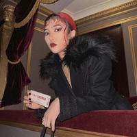 Sebuah rancangan karya Huishan Zhang, desainer China yang pernah bekerja sebagai tim desain Dior Couture di Paris, menjadi andalan Isyana. Aura eklektik Isyana sebagai penyanyi pop dan opera sukses terpancar berkat mantel hitam bergaya gothic dengan aksen bulu-bulu nan dramatis pada bagian kerah.  Foto: Instagram/@isyanasarasvati