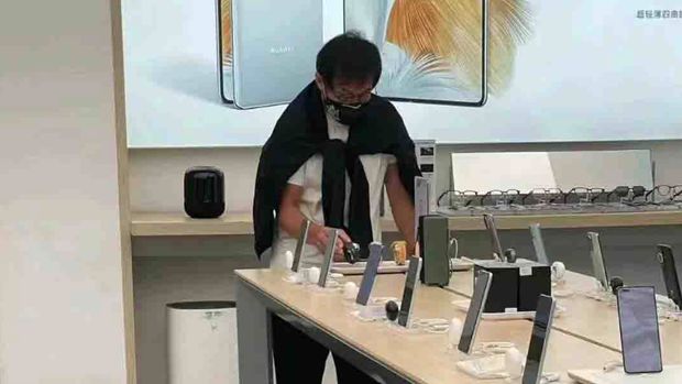 Jackie Chan saat beli ponsel di store Huawei.
