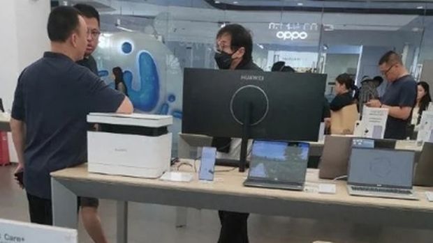 Jackie Chan saat beli ponsel di store Huawei.