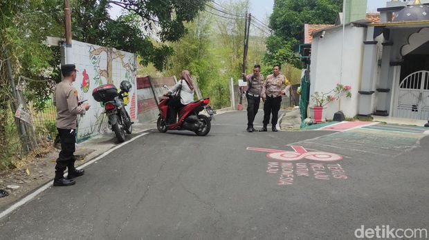 Polisi mengecek lokasi jambret di Jalan Tansang Ijen.