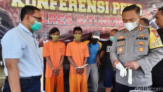 Jayus dan Nurul, pamannya pelaku pembunuh Eko yang dihadirkan dalam press release di Polres Situbondo