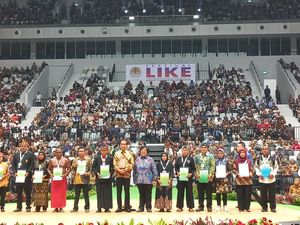 Jokowi Serahkan 1.541 SK Hutan Sosial & TORA: Yang Tak Produktif Dicabut