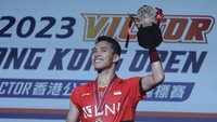 Jonatan Christie berhasil meraih juara Hong Kong Open 2023 usai kalahkan Kenta Nishimoto dalam pertandingan final dengan skor akhir 12-21, 22-20, 21-18.  