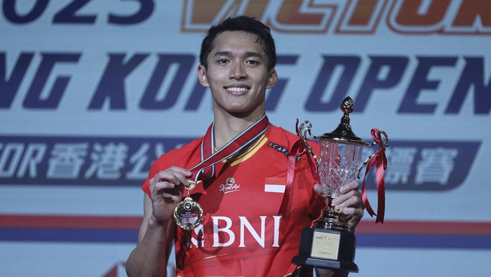Pebulu tangkis tunggal putra Indonesia Jonatan Christie menunjukkan trofinya saat penyerahan juara Hong Kong Open 2023 di Kowloon, Hong Kong, Minggu (17/9/2023). Jonatan Christie berhasil meraih juara Hong Kong Open 2023 usai kalahkan pebulu tangkis tunggal putra Jepang Kenta Nishimoto dalam pertandingan final dengan skor akhir 12-21, 22-20, 21-18. ANTARA FOTO/HO-Humas PBSI/mrh/nz