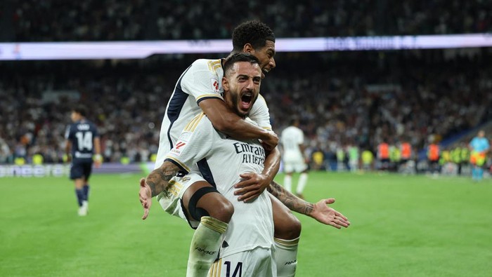 Soccer Football - LaLiga - Real Madrid v Real Sociedad - Santiago Bernabeu, Madrid, Spain - September 17, 2023 Real Madrids Joselu celebrates scoring their second goal with Jude Bellingham REUTERS/Isabel Infantes