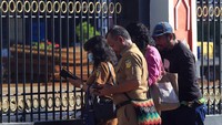 Penyegelan yang mengakibatkan aktivitas di Kantor Gubernur Papua terganggu tersebut dilakukan untuk meminta ganti rugi atas tanah yang menjadi hak milik ulayat Suku Kayo Pulau.   