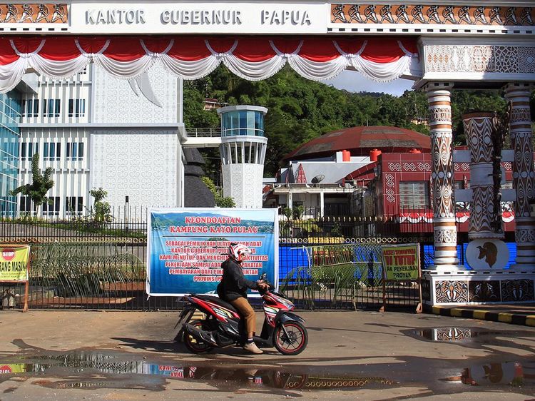 Kantor Gubernur Papua Disegel, Kenapa?