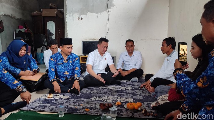 Kasat Reskrim Polres Gresik bersama Kadispendik Gresik mendatangi rumah korban.