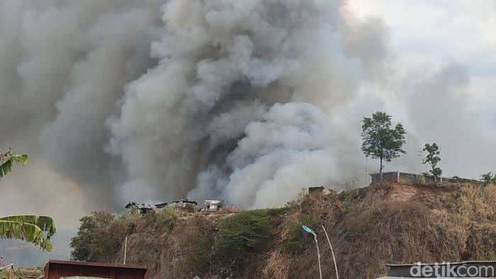 TPA Jatibarang Semarang terbakar.