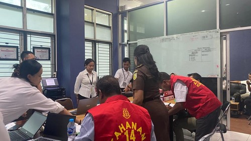 Kejati NTT saat memeriksa dan menahan tersangka kasus korupsi proyek pembangunan persemaian modern tahap II pada BPDAS Benain Noelmina di Labuan Bajo, Manggarai Barat.