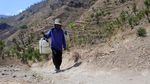 Kemarau Tak Berkesudahan, Warga Jalan 2 Km Demi Air Bersih