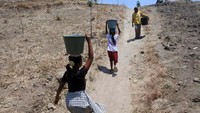 Musim kemarau ini mengakibatkan sebanyak 252 kepala keluarga di Dusun Jerugen kesulitan air bersih.  
