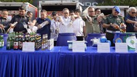 Lebih detail, pria yang juga menjadi Ketua Umum PAN ini menjelaskan nilai Rp 7 miliar itu terdiri 52.315 botol miras senilai Rp 6,5 miliar dan barang-barang ilegal lainnya sebanyak 565 item senilai Rp 500 juta.