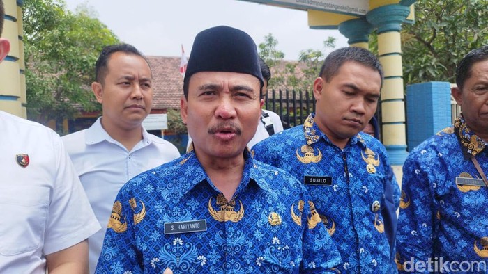 Kepala Dinas Pendidikan Kabupaten Gresik Hariyanto saat berkunjung ke SDN 236 Menganti.