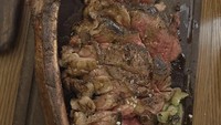Isyana juga sempat memamerkan hidangan steak mewah yang sempat ia coba. Tidak diketahui jenis dagingnya, tetapi daging itu dimasak medium rare. Foto: Instagram @isyanasarasvati