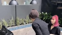 Selain mencicipi makanan di London, penyanyi itu juga sempat barberque-an seru di halaman rumahnya. Kali ini Isyana sedang bakar-bakar bersma Sheila Dara. Foto: Instagram @isyanasarasvati