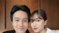 Wanita kelahiran 1993 ini juga sering membagikan momen romantis bersama suaminya. Keduanya terlihat berada di sebuah kafe sambil menikmati roti. Foto: Instagram @isyanasarasvati