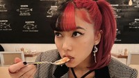 Isyana Sarasvati juga sempat diundang ke New York Fashion Week. Saat berada di New York, ia menikmati hidangan yang mirip pasta dan risotto. Foto: Instagram @isyanasarasvati