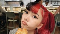 Masih di New York, kali ini istri Rayhan Maditra itu terlihat bahagia bisa menikmati ayam goreng di salah satu restoran. Isyana pun memilih bagian sayap. Foto: Instagram @isyanasarasvati